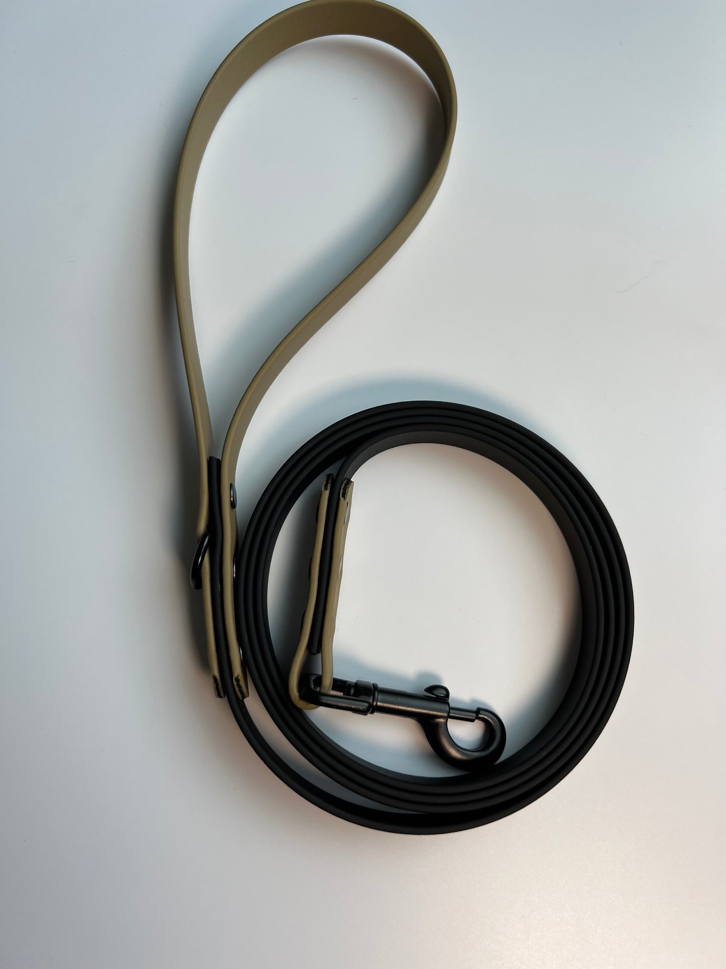 Two-tone Biothane Leash Black and Sahara